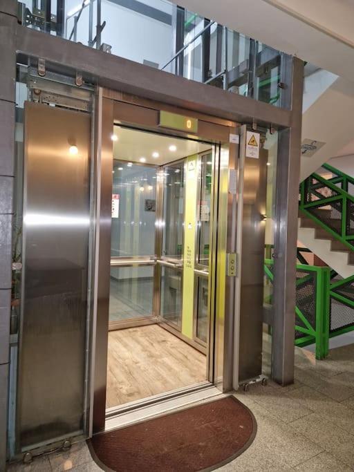 Studio Modern. Bukarest Kültér fotó